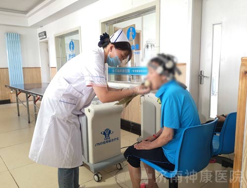 济南神康医院医院端午送关怀,病房飘粽香